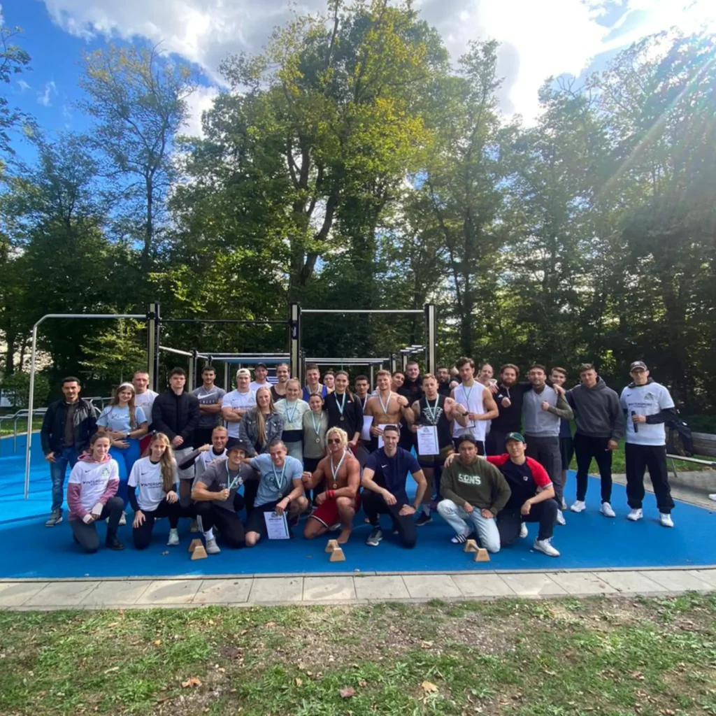 Calistenics Gruppe auf Calisthenics Park
