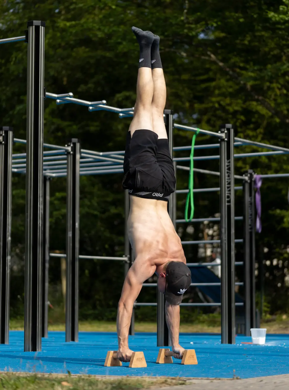 Maximilian Meisl im Handstand
