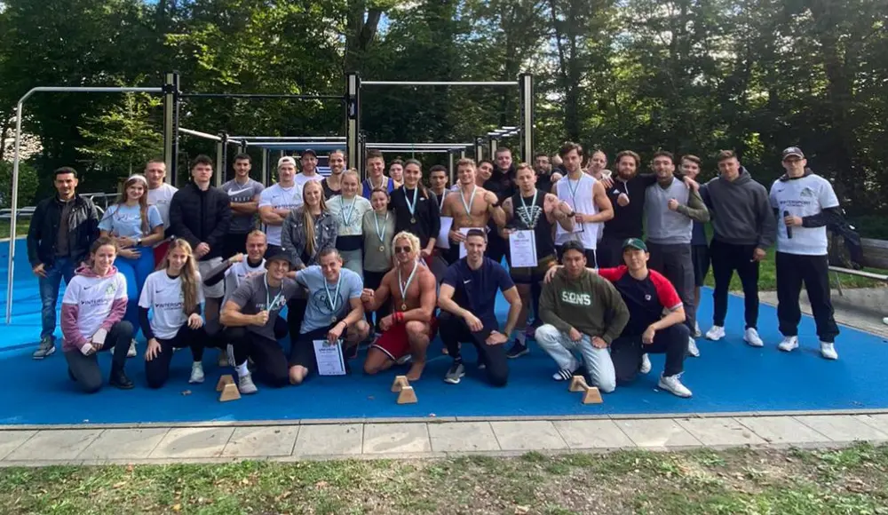 GRVTY Gruppe auf Calisthenics Park