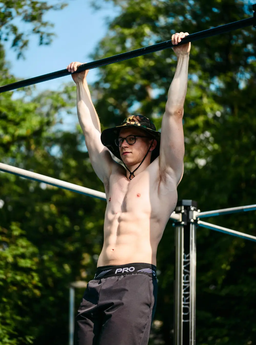 Maximilian Meisl Calisthenics Trainer hangs in a deadhang